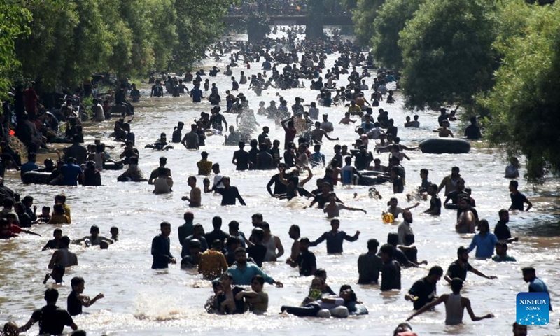People cool off themselves during a heat wave in a canal in Lahore, Pakistan on June 2, 2024. (Photo: Xinhua)