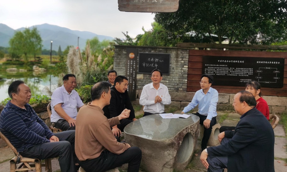 Xiaogucheng villagers discuss daily affairs under a local iconic camphor tree. Photo: Courtesy of the CPC Yuhang District Committee
