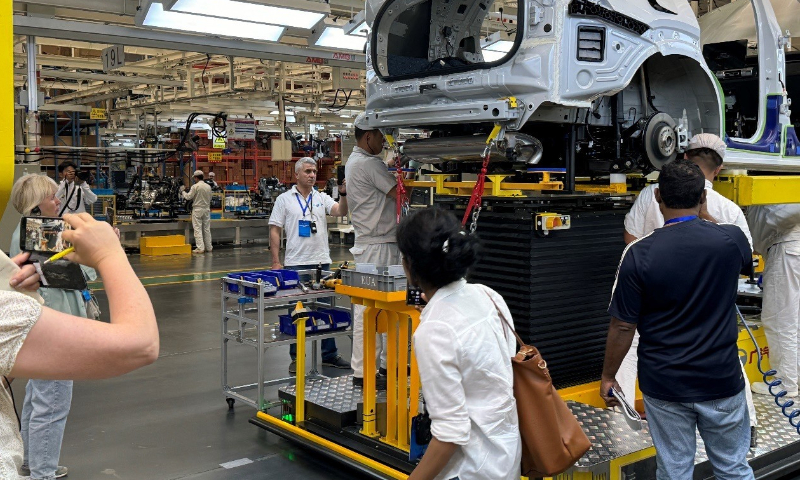 Journalists visit GAC Motor in Xinjiang, showing great interest in the production efficiency and the automated chain. Photo: Chen Qingrui/GT