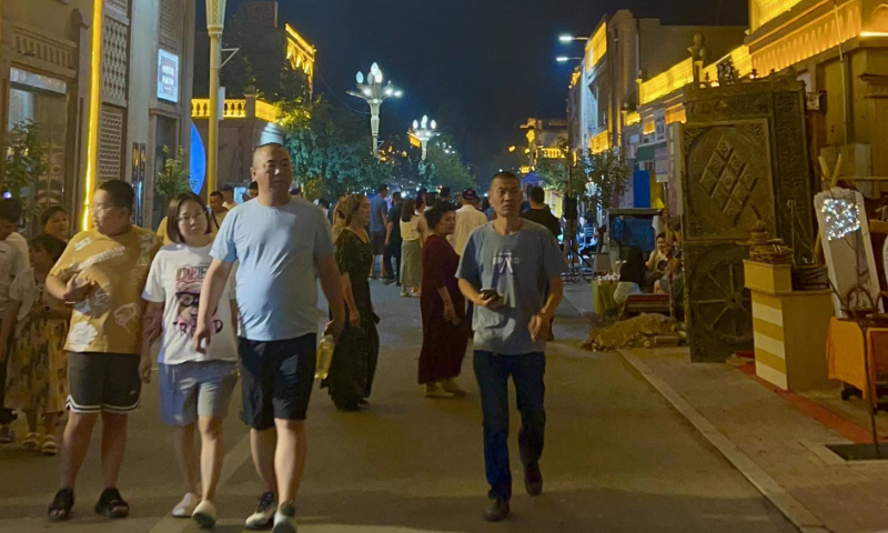 Tourists in the Aletun Ancient Street in Hami, Northwest China's Xinjiang Uygur Autonomous Region at 10:30 pm on Saturday. Photo: Zhang Yiyi/GT