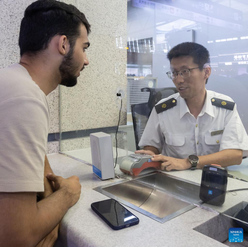 Shanghai's Hongqiao Railway Station embraces global payment methods for international travelers