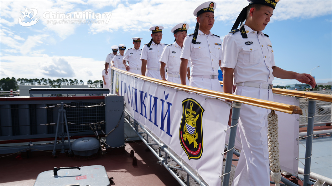 Chinese, Russian sailors make cross-deck visits