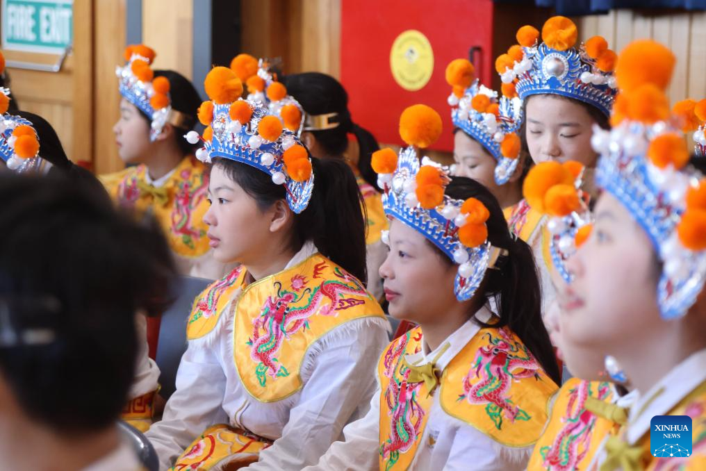 Members of Guangzhou Opera House Children's Choir visit Wellington East Girls' College in New Zealand