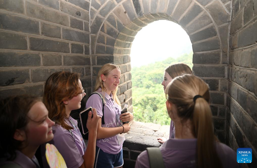 Youngsters visit Huangyaguan section of Great Wall in Tianjin
