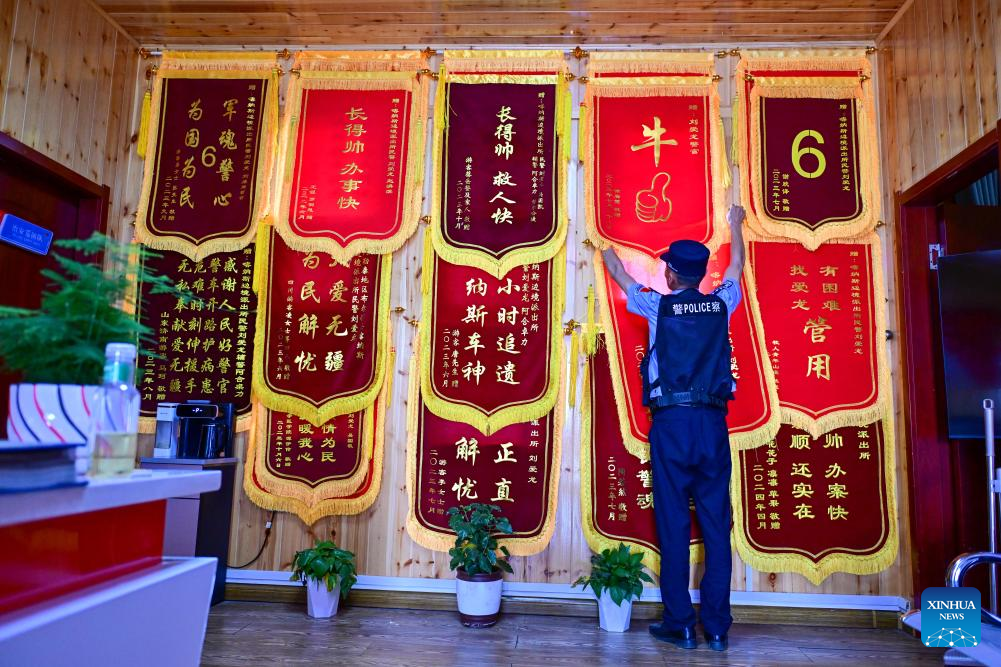 Police station helps solve problems of tourists amid tourism boom in Kanas scenic area of Xinjiang
