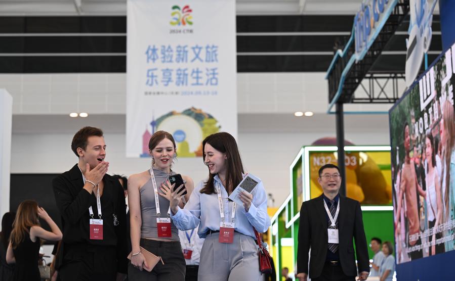 China's smart tourism applications offer unique experiences to foreign travelers