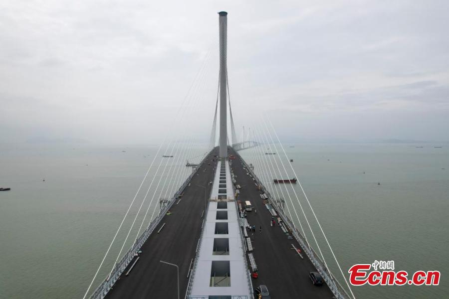 Asphalt pavement completed on Huangmaohai cross-sea link