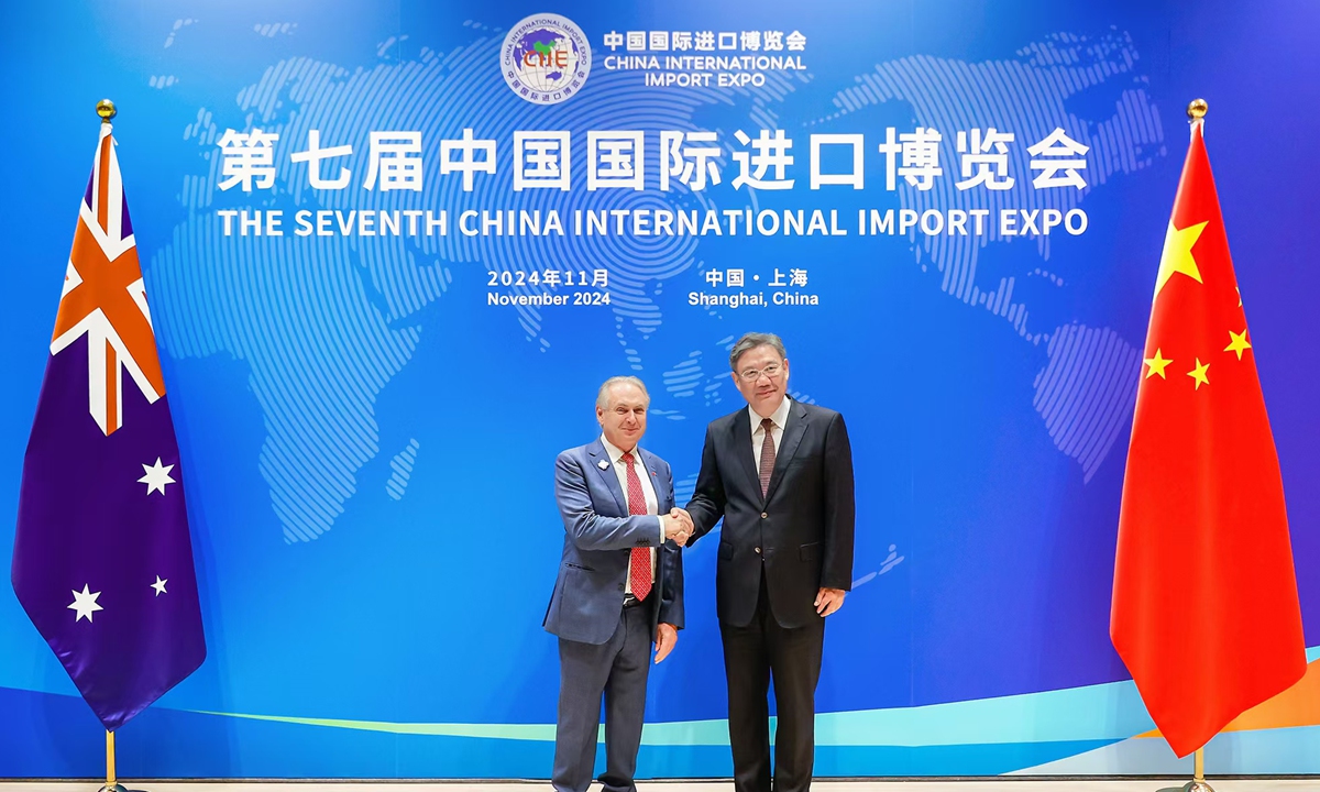 China's Minister of Commerce Wang Wentao met with Australian Minister for Trade and Tourism Don Farrell in Shanghai on November 3 during preparations for the 7th China's International Import Expo (CIIE).Courtesy of the official website of MOFCOM