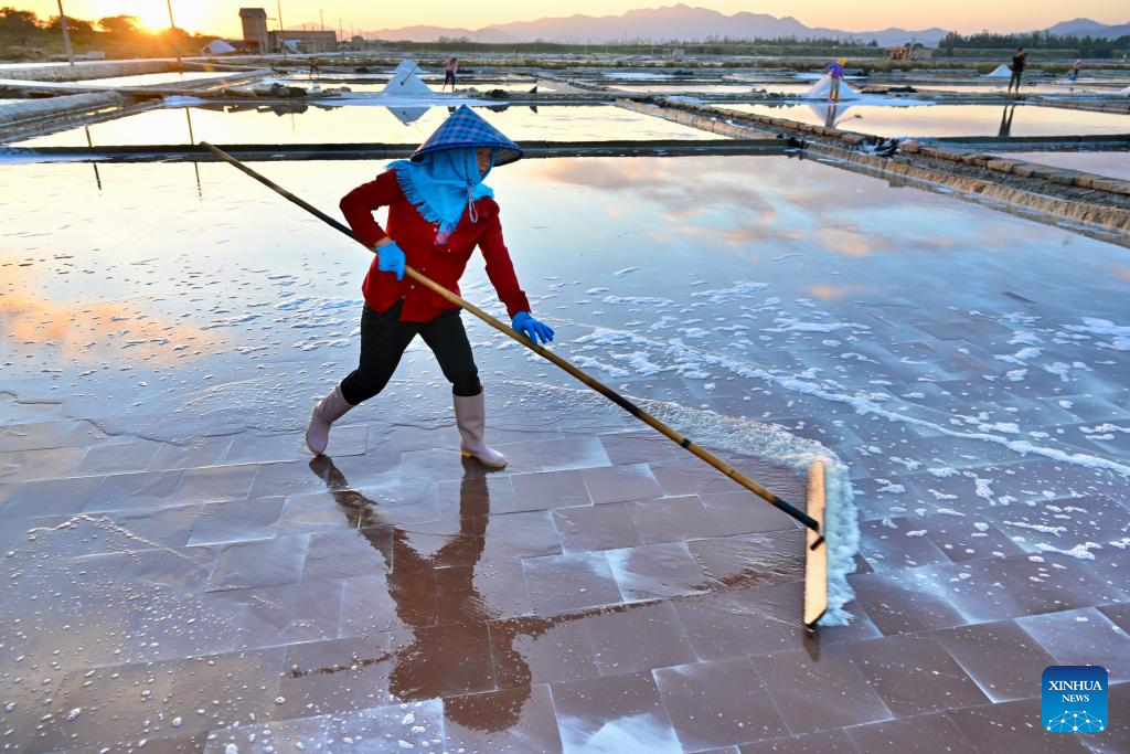 Shanyao salt field adheres to traditional sun-drying techniques in China's Fujian