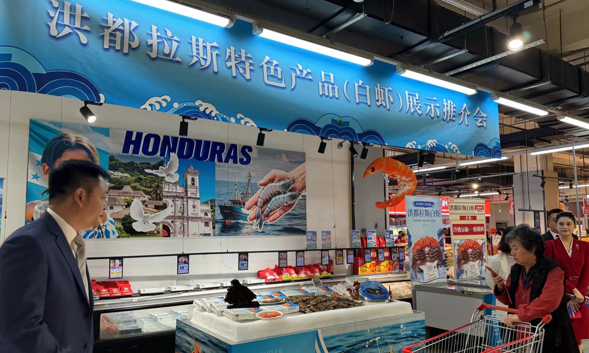 A promotional event takes place at a supermarket in Beijing on October 13, 2024, marking the official entry of Honduran whiteleg shrimp to the Chinese market. Photo: Xing Xiaojing/GT