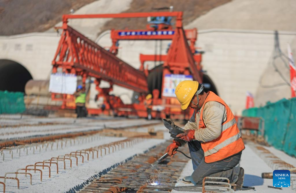 Lingyuan-Suizhong expressway under construction in Liaoning, NE China