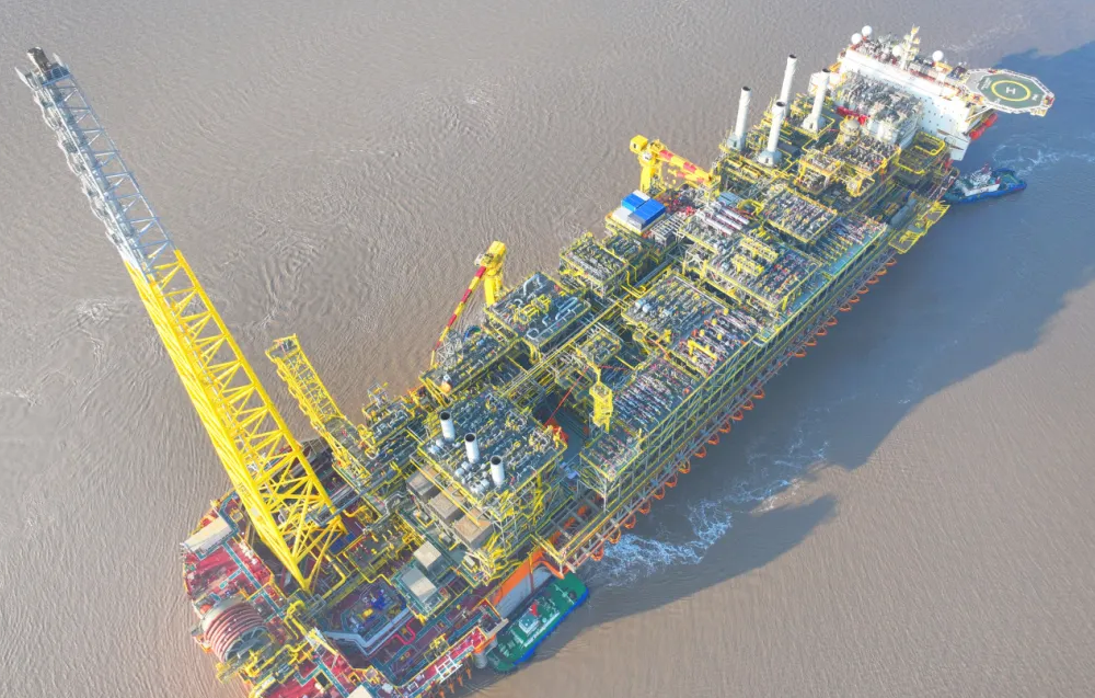 The world's largest-tonnage Floating Production Storage and Offloading ship, M026 FPSO, departed on December 16 from a dock at Qidong, Jiangsu Province.The convoy, spanning 784.2 meters in length, set a new record for towing operations along the Yangtze River. Photo: CMG