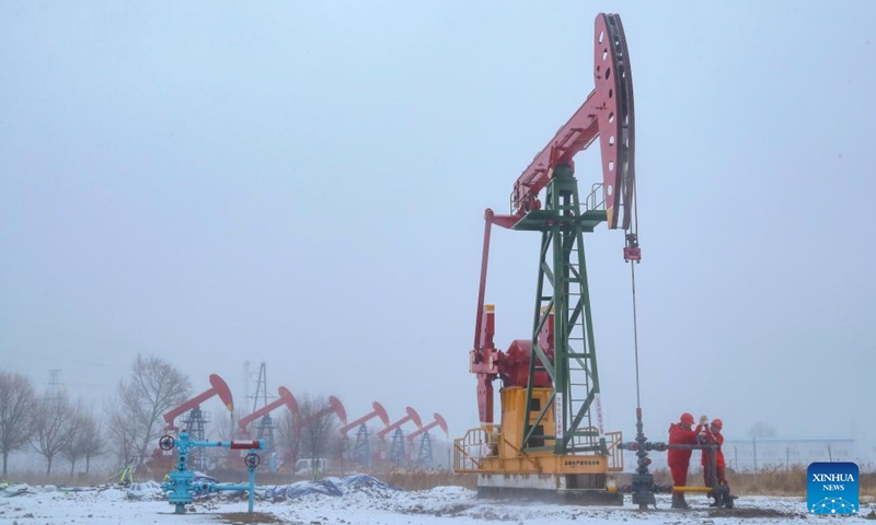 Workers perform their tasks at an oil platform on a snowy day in Daqing Oilfield in Daqing, northeast China's Heilongjiang Province, Nov. 25, 2024.  (Photo: Xinhua)