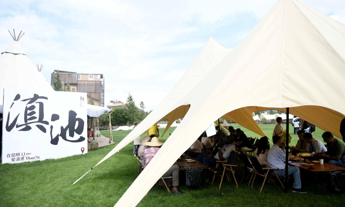 Foreign media representatives tour Niulian village in Jinning District of Kunming, the capital city of Yunnan Province, on Thursday, September 18, 2025. (Photo: Kunming Daily/Zhao Wei)