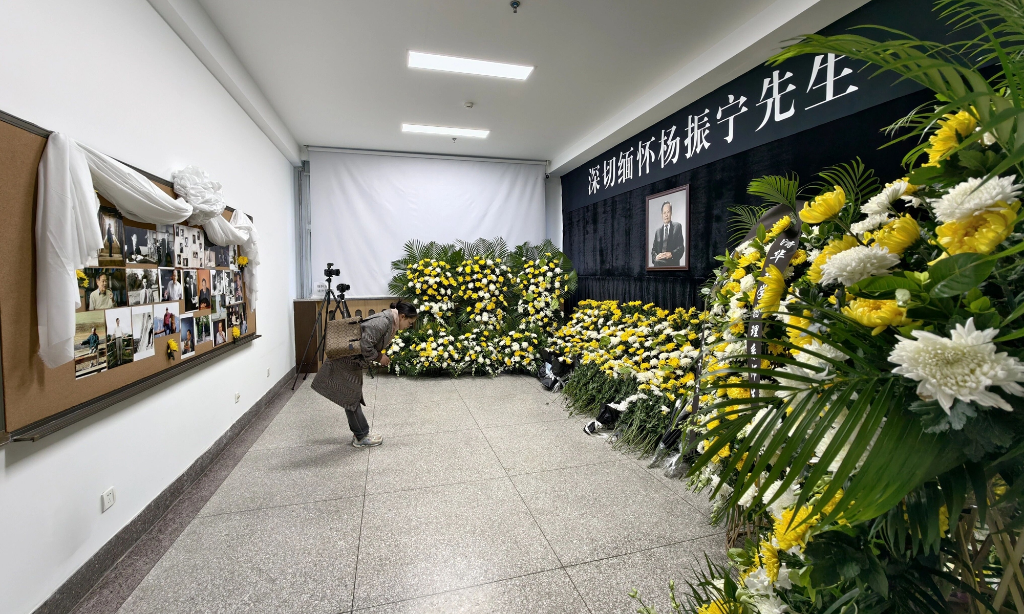 A woman pays tribute to renowned physicist Chen Ning Yang, a Nobel laureate and academician of the Chinese Academy of Sciences, at Tsinghua University's Institute for Advanced Study on October 19, 2025. Yang passed away due to illness in Beijing on Saturday at the age of 103. (See story on Page 4) Photo: Xinhua