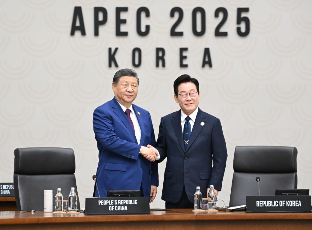 Chinese President Xi Jinping shakes hands with South Korean President Lee Jae-myung during the APEC chairmanship handover session of the 32nd APEC Economic Leaders' Meeting in Gyeongju, South Korea, Nov. 1, 2025. Xi said here on Saturday that the Chinese city of Shenzhen will host the APEC Economic Leaders' Meeting in November 2026. Photo: Xinhua