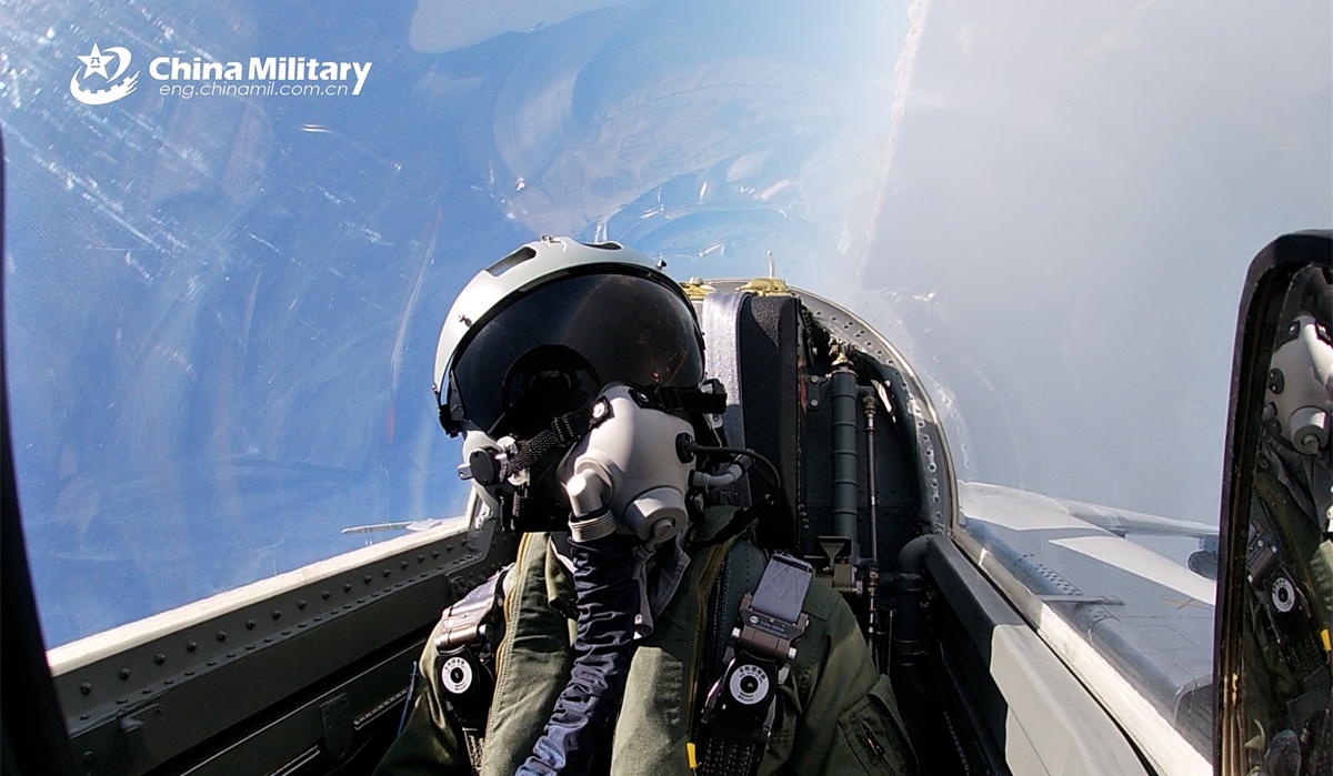 JH-7A engages in air-to-surface operation training