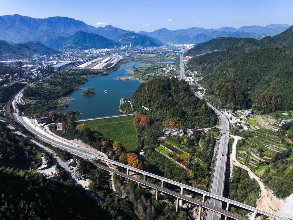 Track laying of extension project of Weng'an-Machangping Railway completed in SW China's Guizhou