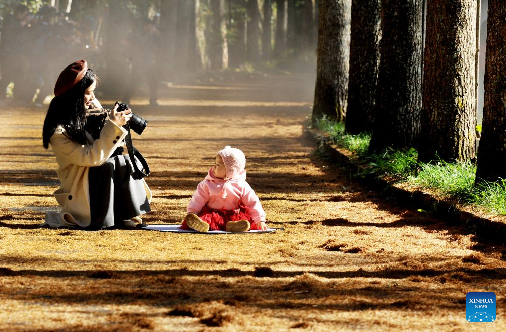 People enjoy scenery of early winter across China