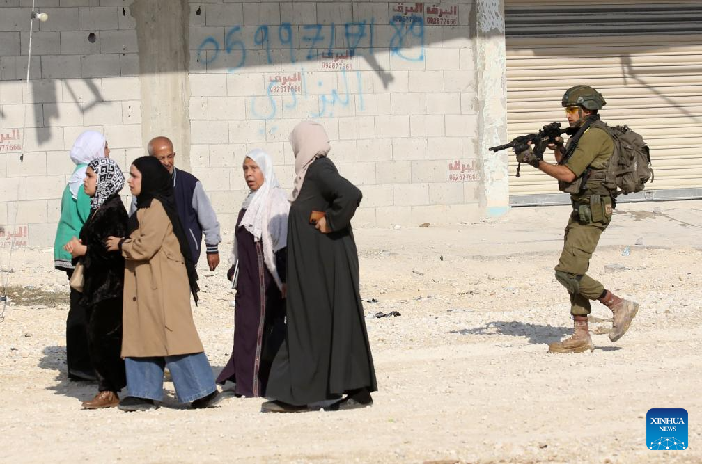 Israeli soldiers prevent Palestinians from reaching their houses in West Bank