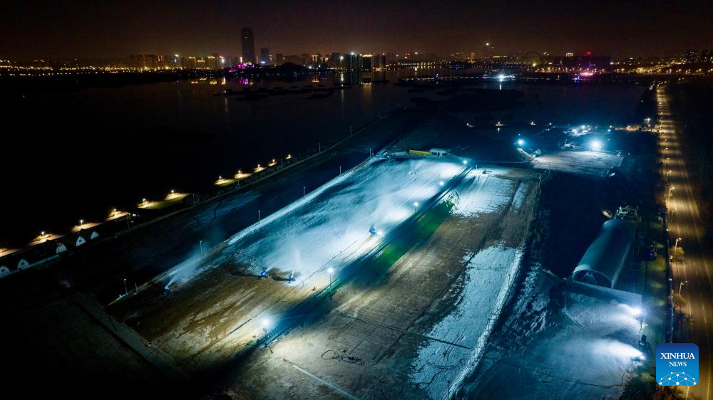 Ski resorts in NW China's Yinchuan busy preparing for upcoming season of ice and snow tourism