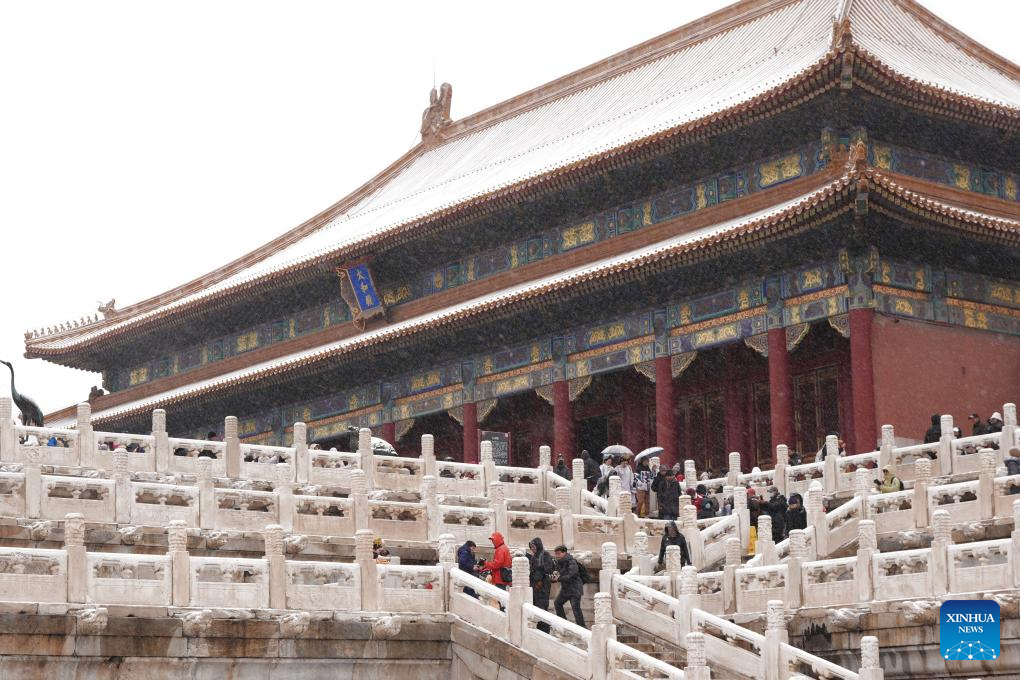 Beijing witnesses first snowfall this winter