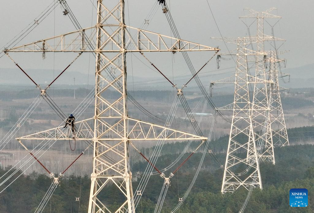 Main-body construction of 500-kV power transmission line in China's Anhui completed
