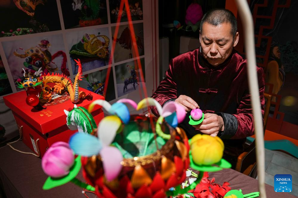 Pic story of lantern-making inheritor in Nanjing, China's Jiangsu