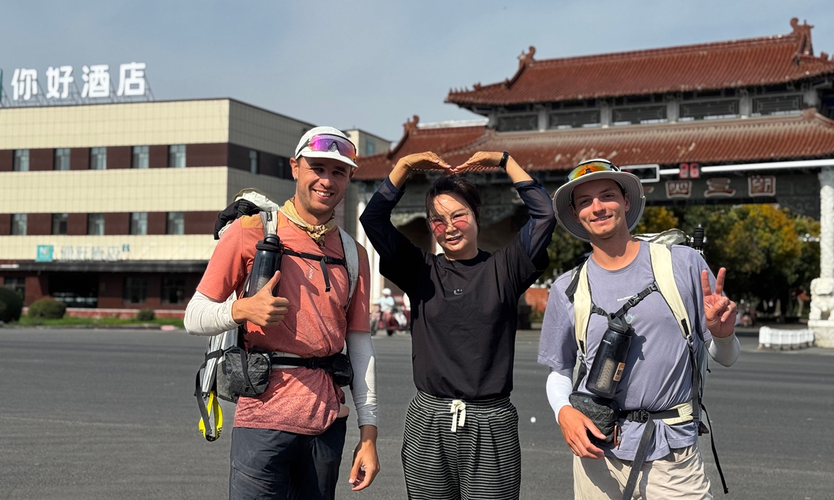 French hiker Benjamin Humblot with a fan of him in Xinjiang Uygur Autonomous Region Photo: Courtesy of Benjamin Humblot