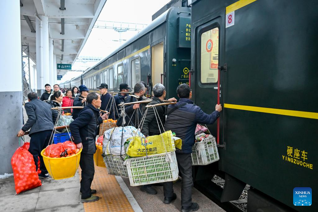 Slow train service helps residents travel, commute along Hunan, Guizhou and Chongqing