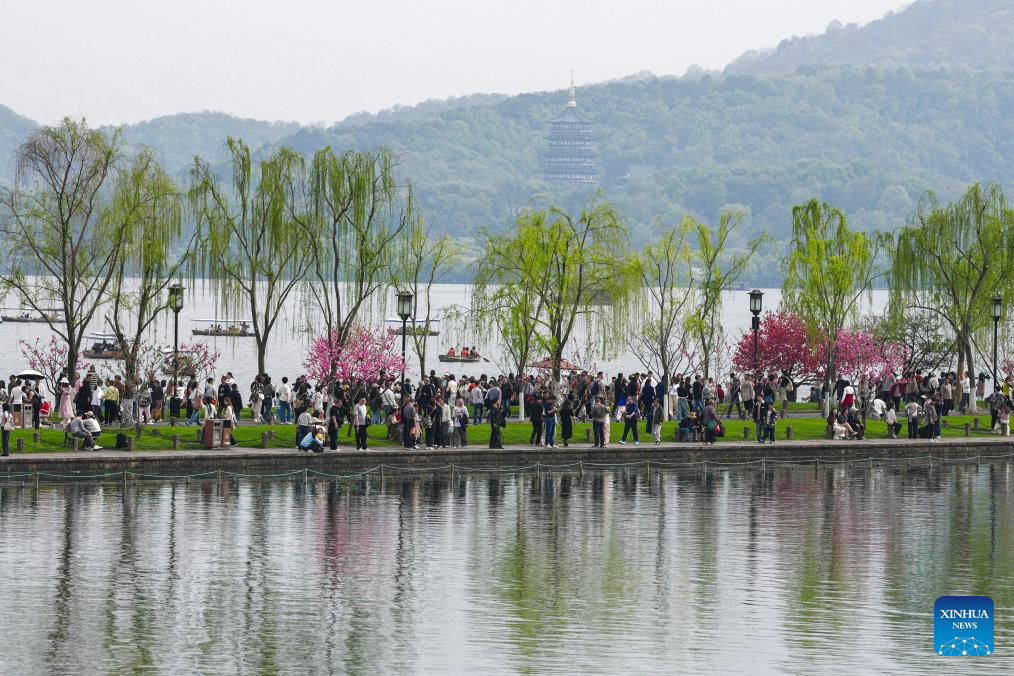 Tourists enjoy scenery of West Lake in Hangzhou