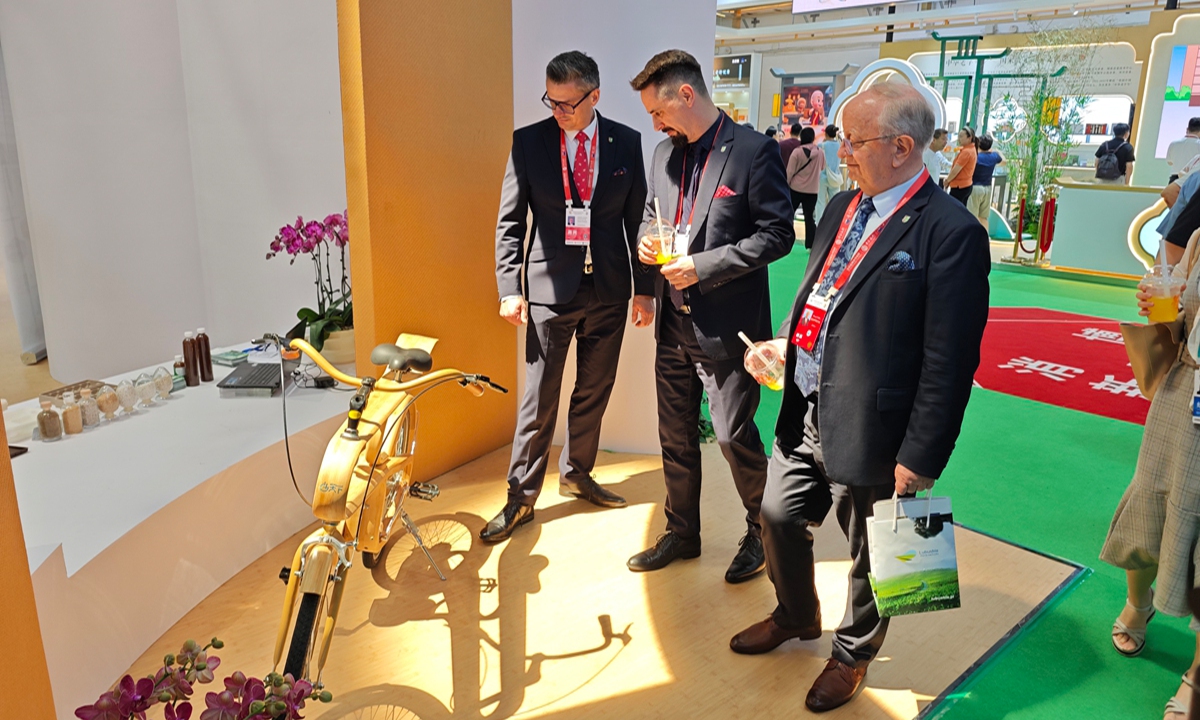 Foreign visitors look at a China made bicycle on display at the Sixth China International Consumer Products Expo (CICPE) in Haikou, South China’s Hainan Province, on April 15, 2026. Photo: Yin Yeping/GT