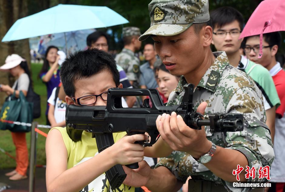 hkresidentsvisitplagarrisontroops5