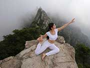 Stunning! Gorgeous girls practice yoga on 2,000-meter-high cliff