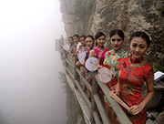 Beauties give cheongsam show on 2,000-meter-high cliff