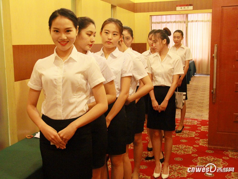 400 pretty faces vie for becoming flight attendants