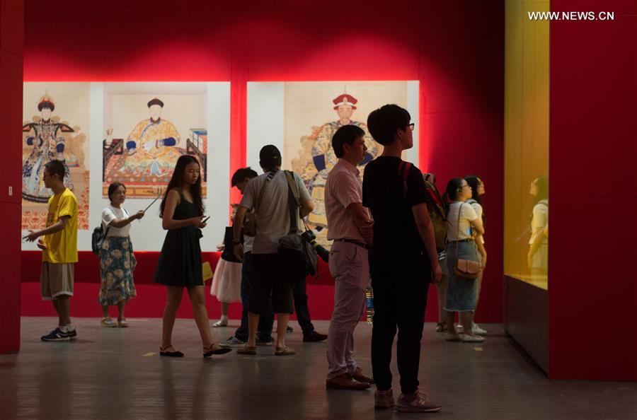 People visit exhibition about Emperor Qianlong in Hangzhou