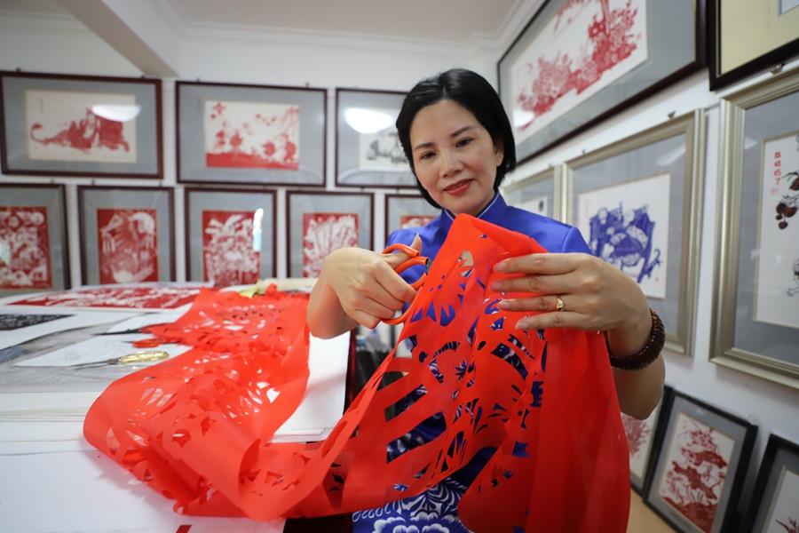 SE China’s Fujian carries on intangible heritage of Zhangpu paper-cutting with nothing but colored paper, pair of scissors in hand