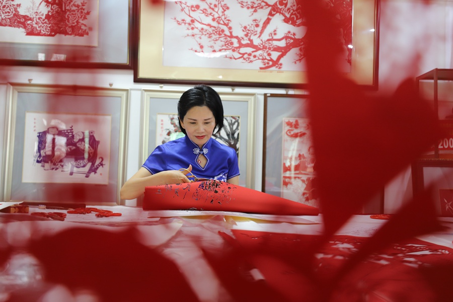 SE China’s Fujian carries on intangible heritage of Zhangpu paper-cutting with nothing but colored paper, pair of scissors in hand
