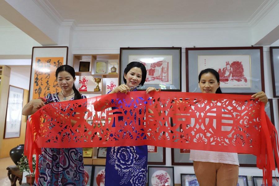 SE China’s Fujian carries on intangible heritage of Zhangpu paper-cutting with nothing but colored paper, pair of scissors in hand