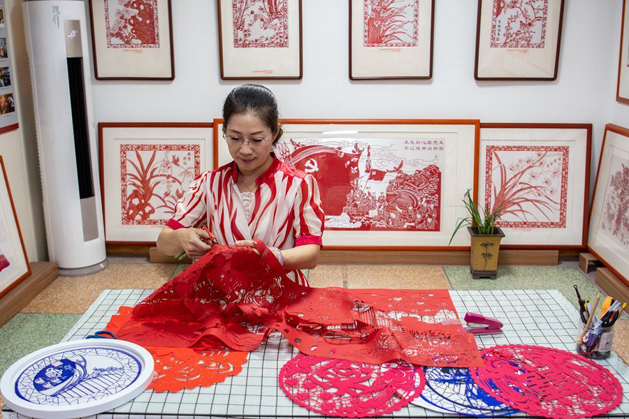 SE China’s Fujian carries on intangible heritage of Zhangpu paper-cutting with nothing but colored paper, pair of scissors in hand
