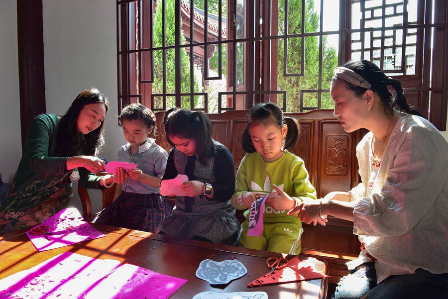 SE China’s Fujian carries on intangible heritage of Zhangpu paper-cutting with nothing but colored paper, pair of scissors in hand