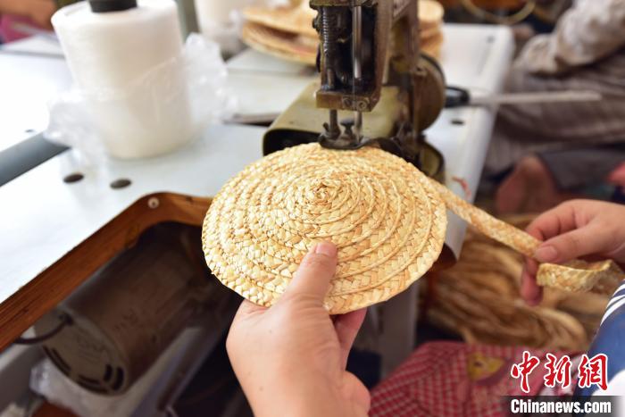 County in China's Hebei produces 2 million straw hats per year