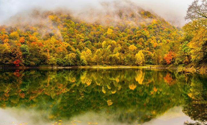 Mysterious scenery of mist-enveloped lake in Sichuan