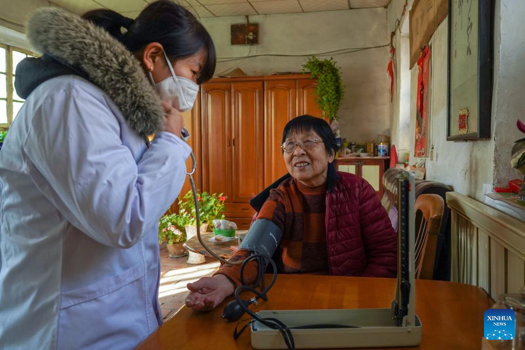 A medic group in Chengdu, Southwest China's Sichuan Province, help local residents in need to select drugs and deliver to their household amid a COVID flare-up on September 8, 2022. Photo: IC