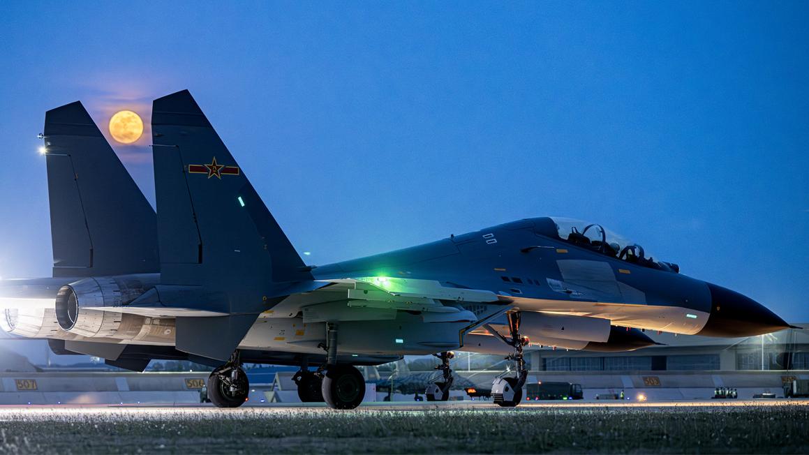 Fighter jets in night flight training