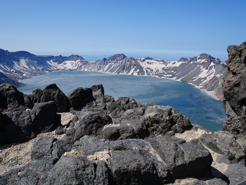 Tianchi Lake in NE China melts back to life