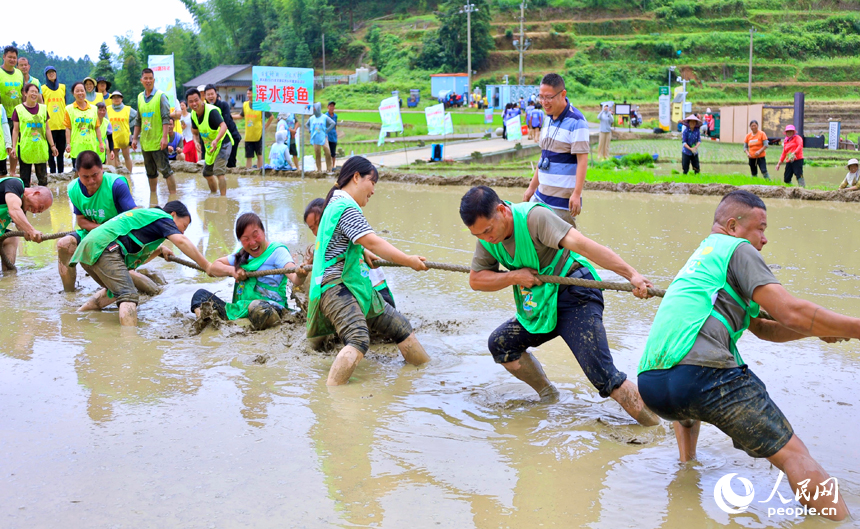 Villagers enjoy fun sports meet in terraced fields in Chongyi, E China's Jiangxi