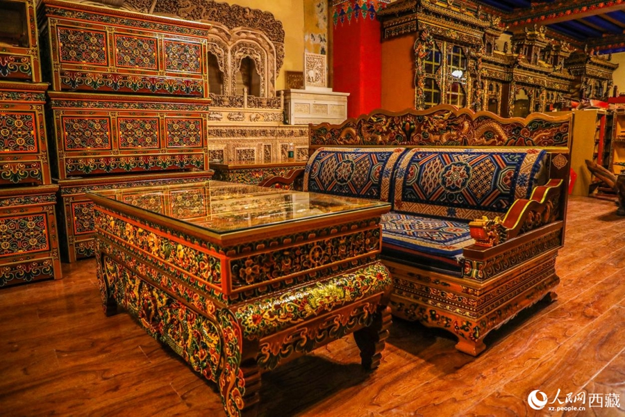 Inheritor promotes Shidiao woodcarving in SW China's Xizang