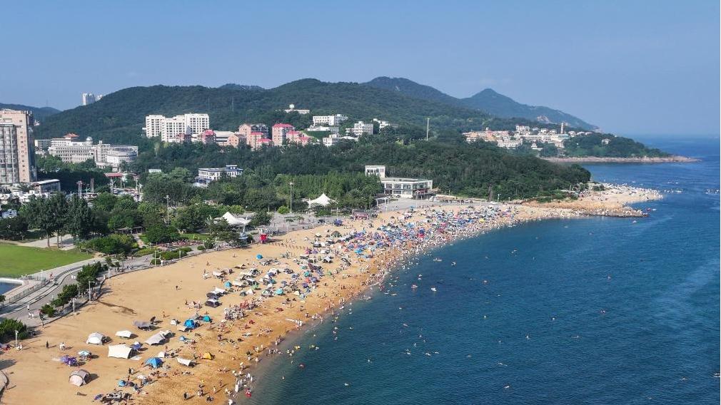 Beach of Fujiazhuang Park in Dalian attracts tourists to cool off